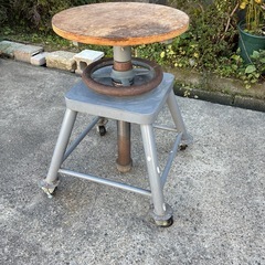 展示台　イス　作業台　回転式　鉄製　天板木製　高さ調整可能　ストッパー付きキャスター　中古　の画像