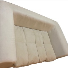 2人掛けのソファーとサイドテーブルセットの画像