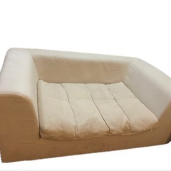 2人掛けのソファーとサイドテーブルセットの画像