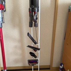 ダイソン掃除機　dyson　v10fluffy+ 専用充電スタンドアタッチメント6種付の画像