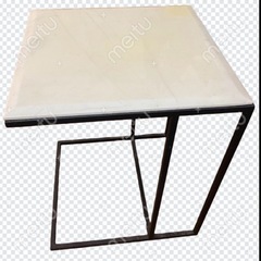 2人掛けのソファーとサイドテーブルセットの画像