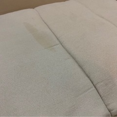 2人掛けのソファーとサイドテーブルセットの画像