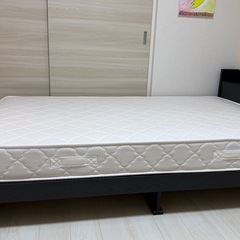 木製セミダブルベッドの画像