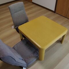 こたつと座椅子のセットの画像