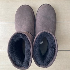 UGGのレディースショートブーツの画像