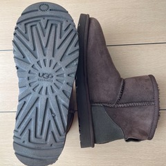 UGGのレディースショートブーツの画像