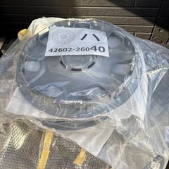 ハイエース200系　新車外し　ホイール4本　ホイールキャップ新品未開封　スペアタイヤ1本の画像