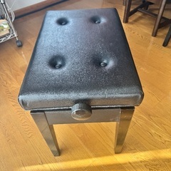 ピアノの椅子の画像