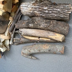 薪ミックス 約11kg 薪バサミ付き 火バサミ 薪割り台付きの画像