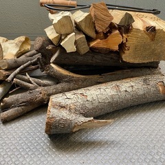 薪ミックス 約11kg 薪バサミ付き 火バサミ 薪割り台付きの画像