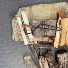 薪ミックス 約11kg 薪バサミ付き 火バサミ 薪割り台付きの画像