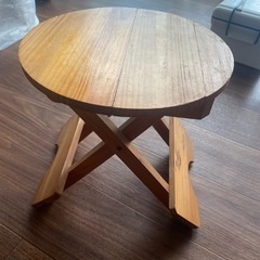 木製折りたたみ丸椅子の画像