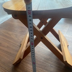 木製折りたたみ丸椅子の画像