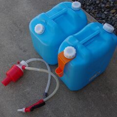 灯油ポリタンクと手動ポンプのセットの画像