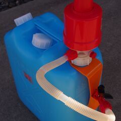 灯油ポリタンクと手動ポンプのセットの画像