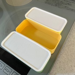 重ねられるタッパーの画像