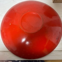 赤いうつわ器の画像