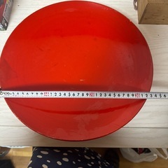 赤いうつわ器の画像