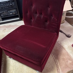 ソファー3脚とテーブルのセットの画像