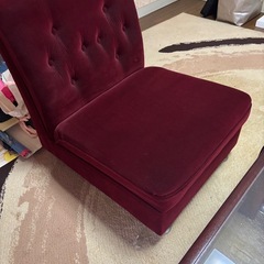 ソファー3脚とテーブルのセットの画像