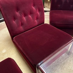 ソファー3脚とテーブルのセットの画像