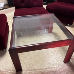 ソファー3脚とテーブルのセットの画像