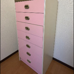 タンス　ピンクとゴールドの取手の画像