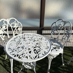 急いでます！　白ガーデンテーブル２セット　テーブル・チェア４脚／テーブル・チェア２脚の画像