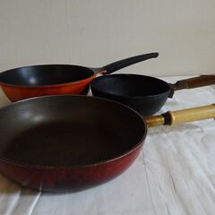102 使い込んだフライパンいろいろの画像