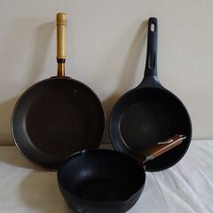 102 使い込んだフライパンいろいろの画像
