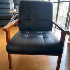 木と合成革の椅子の画像