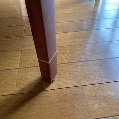 木と合成革の椅子の画像