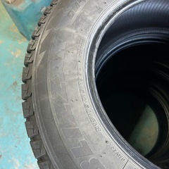 タイヤ　BRIDGESTONE  BLIZZAK  DM-V2 215/70  R16   2018年製  冬タイヤ　4本の画像