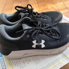 【美品】Under Armour Rogue ランニングシューズ　27.5センチの画像