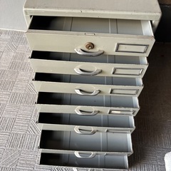 スチール小物入れの画像