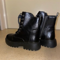 黒のブーツの画像