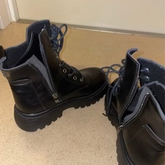 黒のブーツの画像