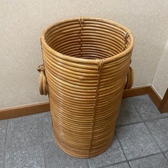 【昭和レトロラタン】籐　ラタン　籠　円筒形のバスケット　インテリア　左右持ち手付の画像