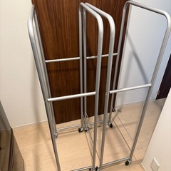 タイヤ収納ラック(新品カバー、キャスター付き) の画像