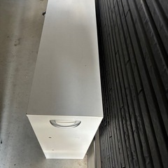 白のシンプル収納棚（棚4段）本棚の画像