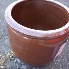 ②【紋別市発】水瓶　大型陶器 水瓶　水かめ 水鉢 古道具 古民家 陶器 焼き物　巨大壺　古道具　古民具　大きさ　約高さ６５㎝　直径５６㎝　重さ３２．４㎏　水漏れ割れなし　中古現状品　直接引取り限定　の画像