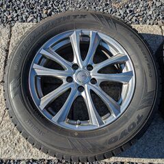 スタッドレスタイヤ（225/65R17）の画像