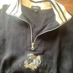 VAROSLAV（ヴァロスラフ）の ハーフジップスウェット（刺繍入り） の画像