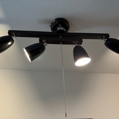 ニトリ シーリングライト 4灯スポットライト（ブラック×ブラウン／電球色）の画像