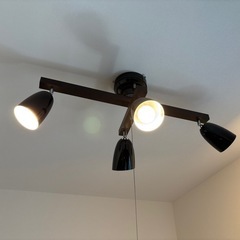 ニトリ シーリングライト 4灯スポットライト（ブラック×ブラウン／電球色）の画像