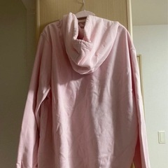 ピンクのパーカーの画像