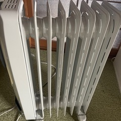 【中古品動作確認済】デロンギ DeLonghi オイルヒーター H770812EFSN 暖房器具
の画像