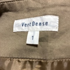 未使用スカートＬ仕舞いシワだらけの画像