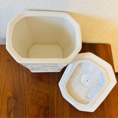 小物入れ　リボン　陶器の画像