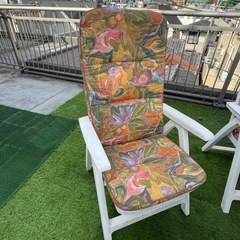 デッキチェアとクッションの画像